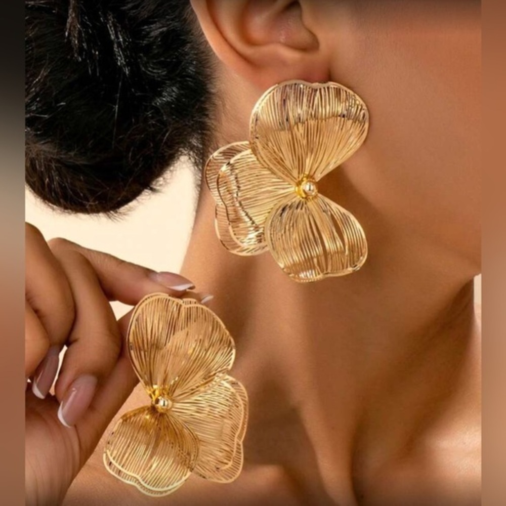 ✨Elegant Gold Flower Earrings